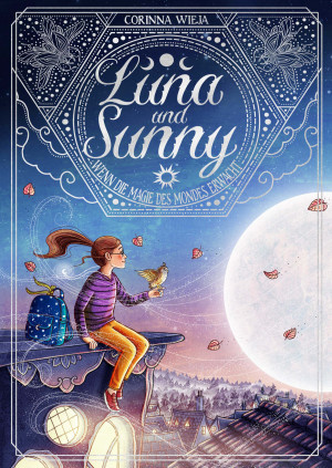Ein Mädchen mit Pferdeschwanz sitzt auf einem Dach. Auf ihrer Hand hockt ein Sperlingskauz. Beide schauen zum Mond, vor dem Blätter fliegen. Neben ihnen steht ein Rucksack mit Sternenmuster. Der Titel Luna und Sunny steht in einem Ornament mit Sternen