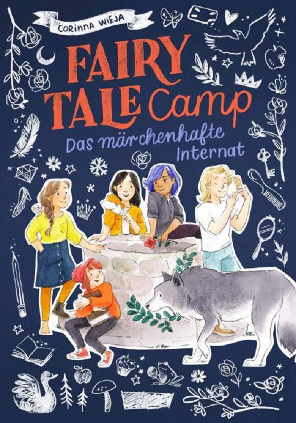 Buchcover Fairy Tale Camp 1, auf blauem Hintergrund stehen vier Mädchen, ein Junge mit Kamm und ein Wolf vor einem Brunnen. In weiß sind verschiedene Symbole wie Federn, Schlüssel, Rosen, Mond, Vögel, Äpfel abgebildet