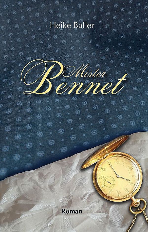 Buchcover Mister Bennet mit goldener Taschenuhr auf weißem Stoff. Hintergrun: Blauer Stoff mit kleinem Blumenmuster